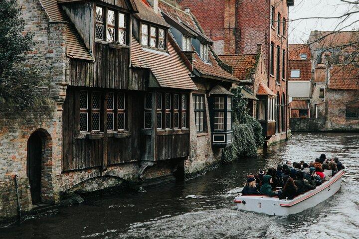 2-Hour Historical Walking Tour in Bruges with Praline Included