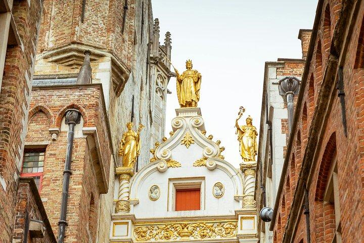 2-Hour Historical Walking Tour in Bruges with Praline Included