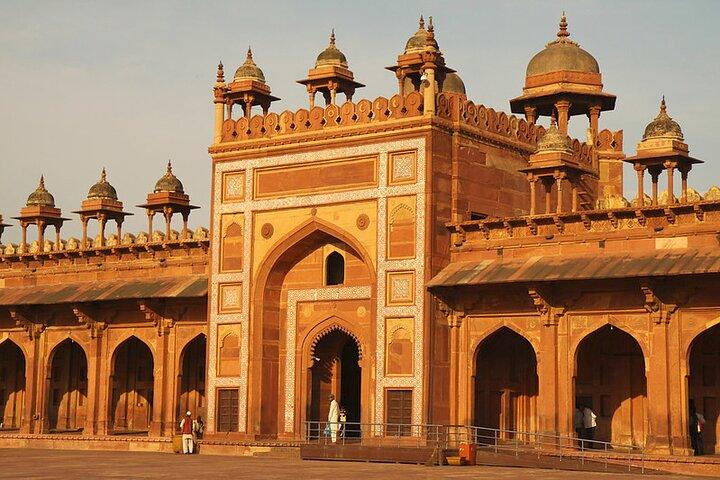 Jaipur to Agra Transfer via Abhaneri Step Well & Fatehpur Sikri