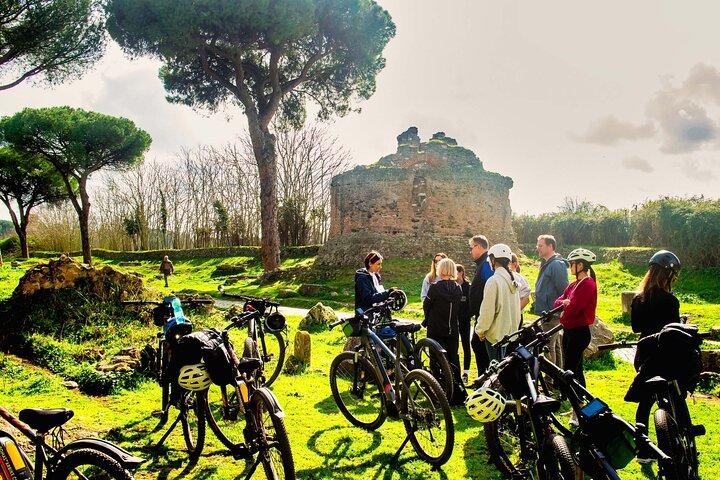 Deluxe Appian Way Bike Tour with Catacombs and Traditional Lunch