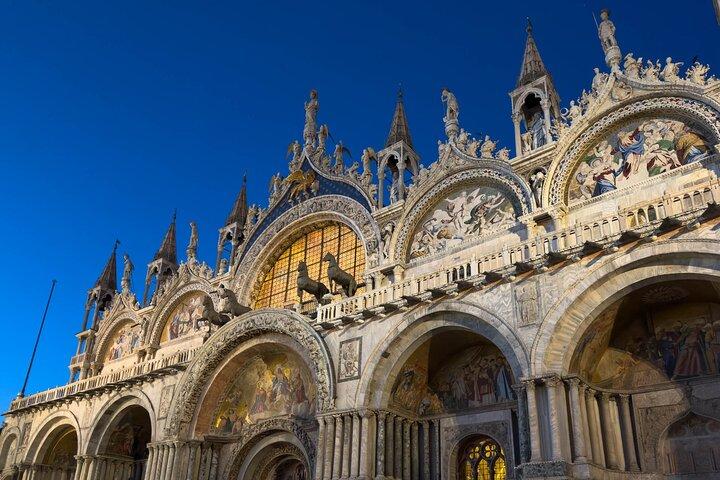 Venice: Private After Dark Tour and Gondola Ride
