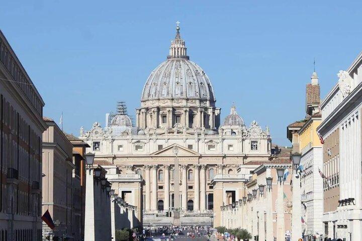 Small Group Guided Tour of St Peter Basilica
