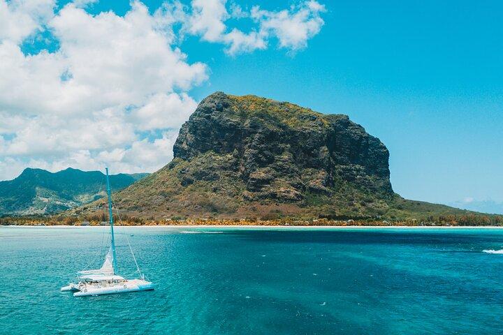 Mauritius West Coast Catamaran – Dolphins & Ile aux Bénitiers