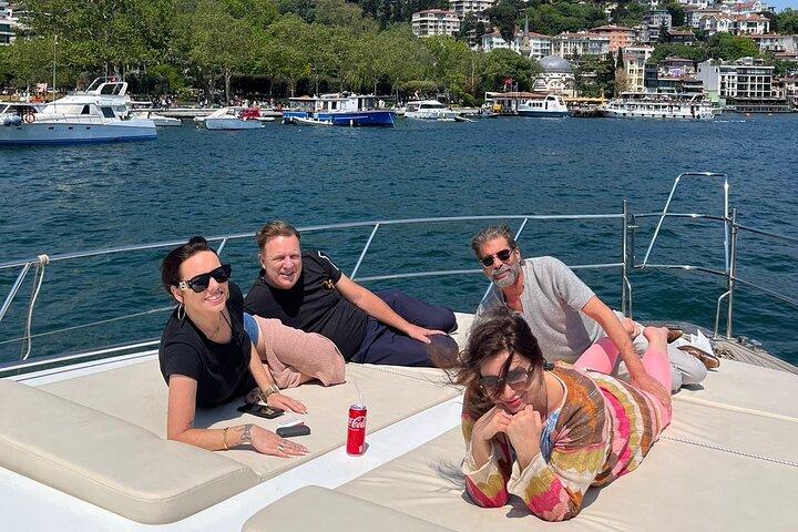Istanbul: Private Bosphorus Yacht Tour with Snacks