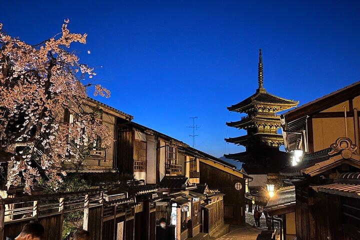 Kyoto Gion Night Walk: Geisha District and Hiden Streets tour