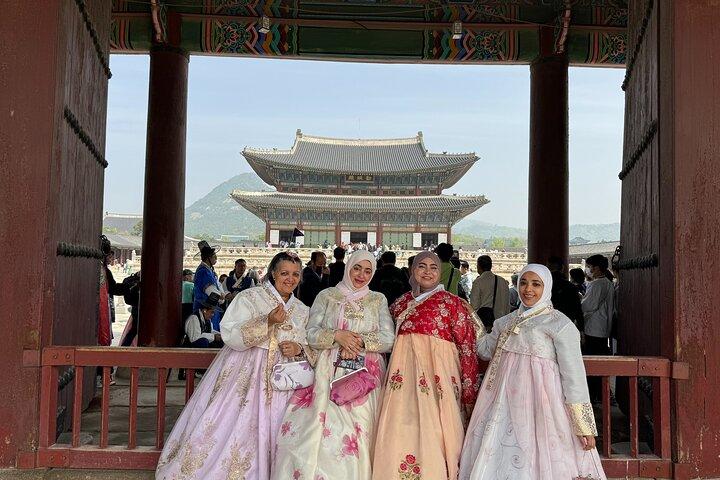 Private Full-Day Guided Tour in Seoul with Lunch, Tea and Dinner