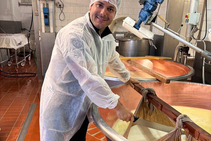 Small-Group Parma Food Tour: Parmigiano, Prosciutto & Castle