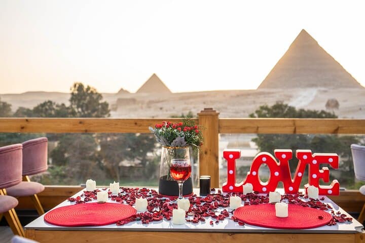 Giza: Dinner with Pyramids All Around You at Rooftop7000
