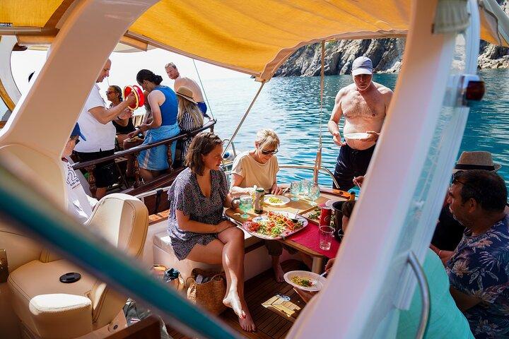 8 Hours Cinque Terre with Lunch on Boat in Spezia