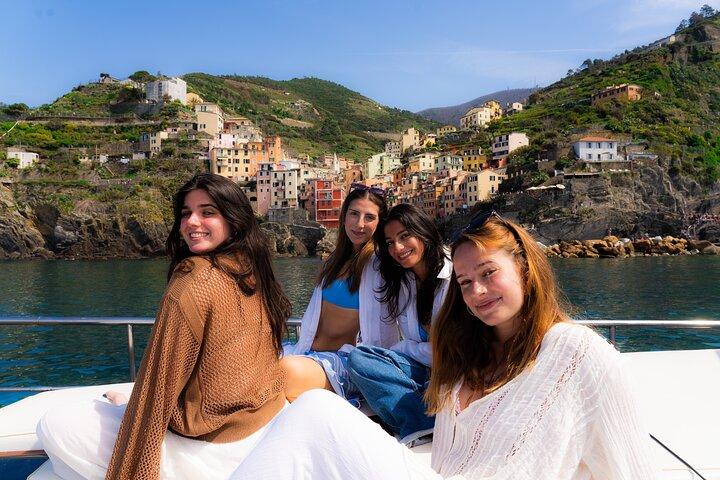 8 Hours Cinque Terre with Lunch on Boat in Spezia