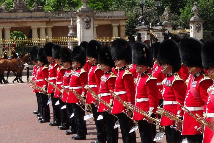 London: Changing of the Guard Experience and Landmarks Tour Guide