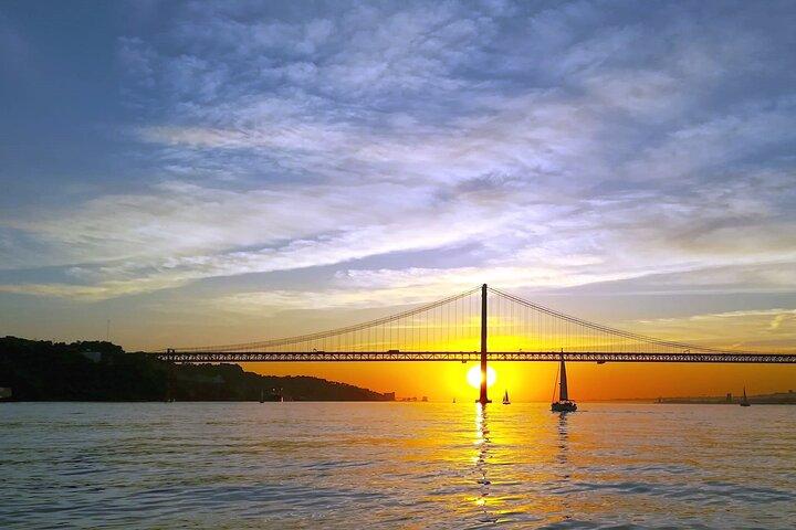 Lisbon Small Group Sunset Sailing 2h Cruise with Open Bar