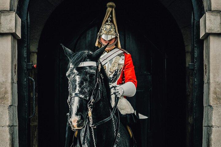 London: Changing of the Guard Experience and Landmarks Tour Guide