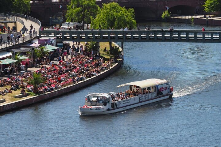 Berlin: 1 h rainproof Boat Tour + Bilingual Guide DE/EN