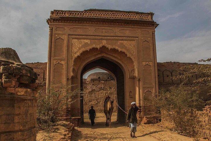 Derawar Fort, Cholistan Desert, Uch, Multan & Harrapa 6 Days FB