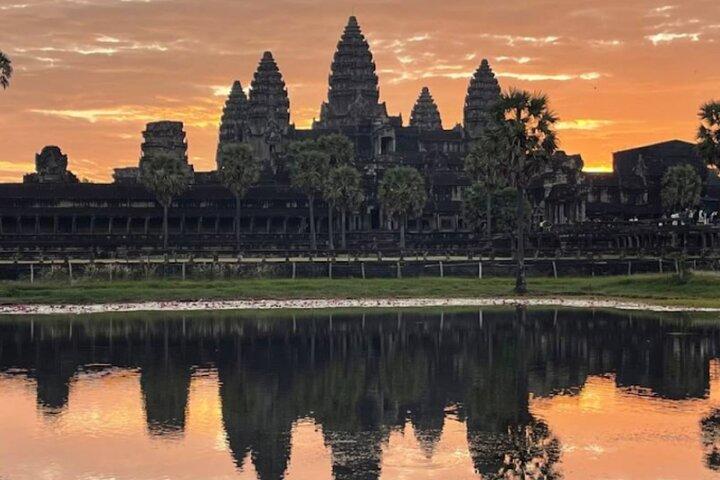 Angkor Wat Sunrise & 3 Main Temples with Breakfast – Small Group