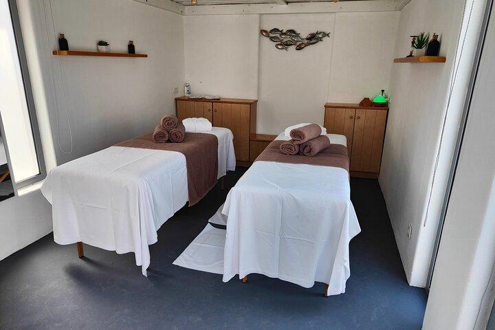 Akrotiri: Couples’ Massage & Pool Day Relaxation Experience