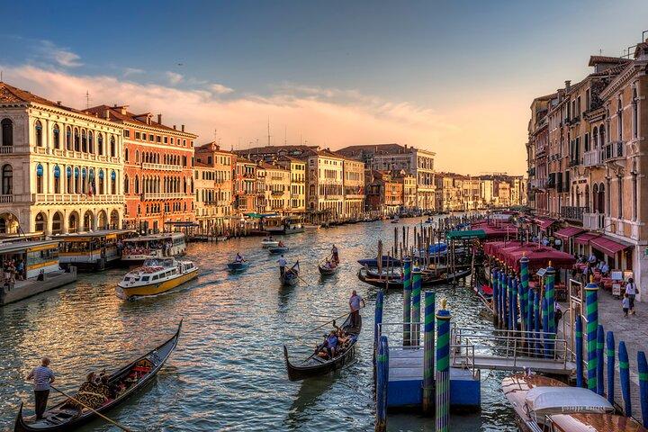 Venice Gondola Night: Romance & Serenade + Ebook Exclusive