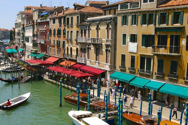 Venice Gondola Night: Romance & Serenade + Ebook Exclusive