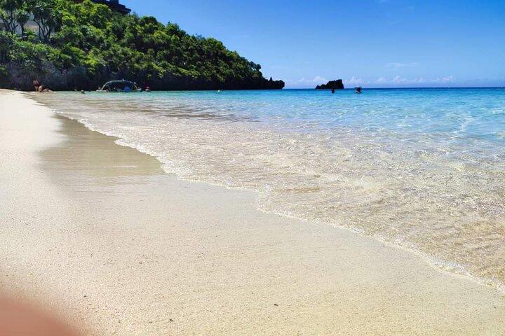 Roatan Excursion: Sloth Park and West Bay Beach Day Pass