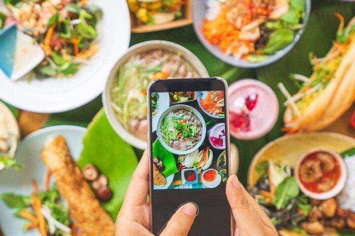 Hanoi: 7 Tasting Street Food Walking Tour and Train Street