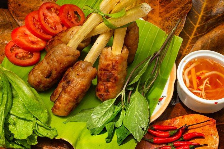 Hanoi: 7 Tasting Street Food Walking Tour and Train Street