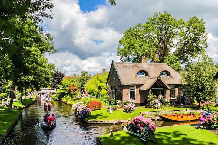 Giethoorn Day Trip from Amsterdam – Private Tour & Canal Boat