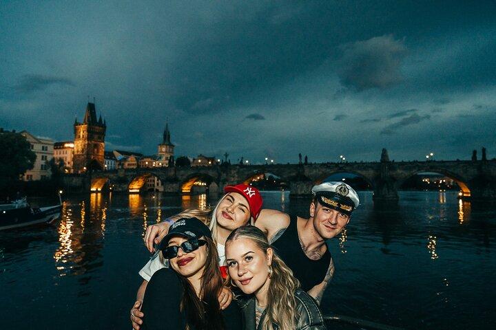 Drunken Monkey Prague Boat Party Pub Crawl: Open Bar & Club Entry