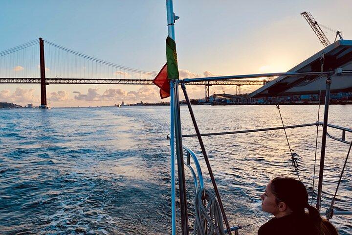 Guided day Sailboat Tejo River 2h Tour