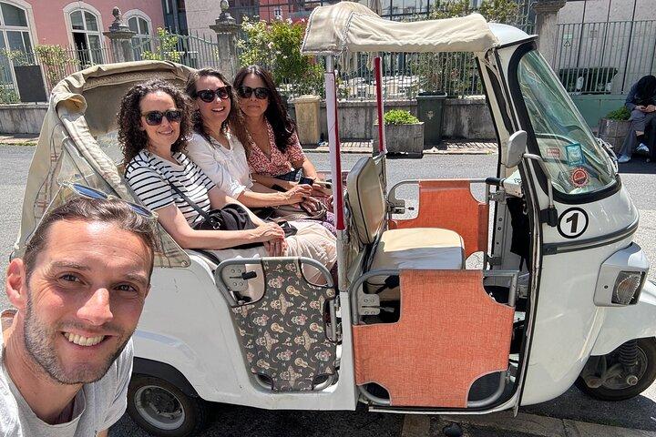 Tuk-Tuk Lisbon: Alfama, Viewpoints & Local Flavors