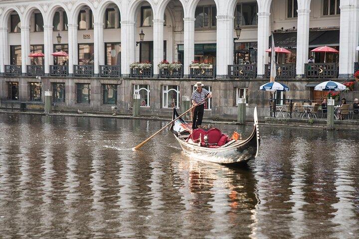 2h pure Alster! Exclusive ride in original Venetian gondola