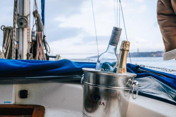 Guided day Sailboat Tejo River 2h Tour