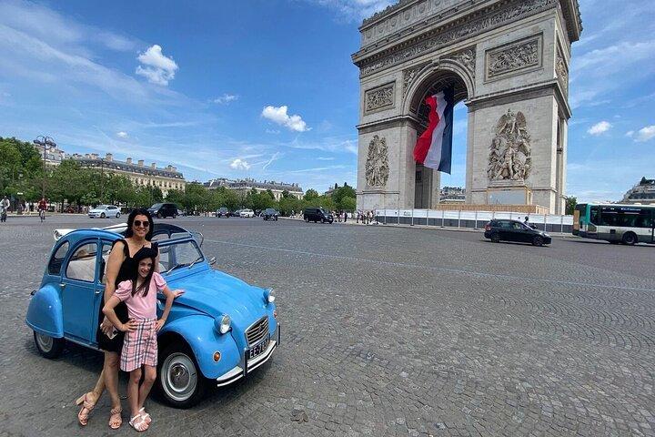 Best guided sightseeing tour in Paris by French vintage car