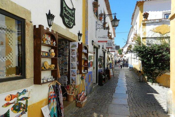 Private Transport Lisbon - Porto or Porto - Lisbon with 3 Stops