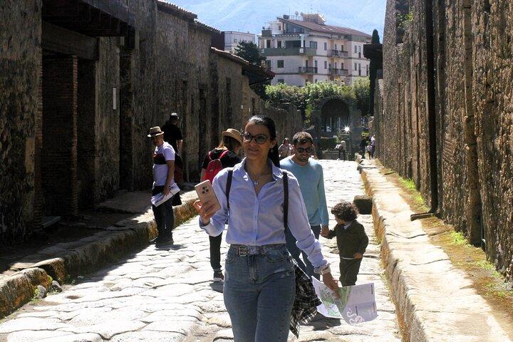 Private Photo Shoot in Pompeii with a Local Photographer
