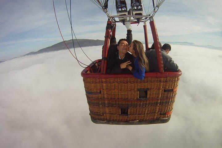 Balloon flight + Transportation from CDMX and cave breakfast.
