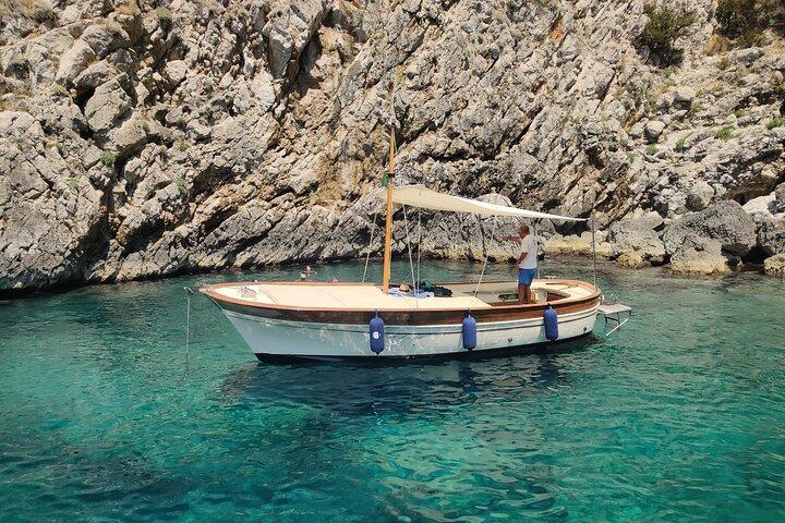 Private tour in a typical Capri boat