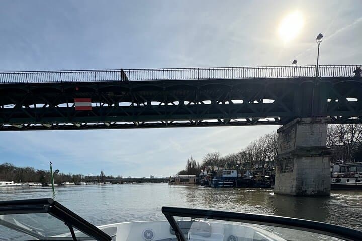 Private cruise on the Seine with Happy Cruise in Paris