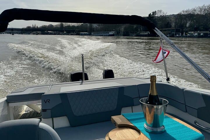 Private cruise on the Seine with Happy Cruise in Paris