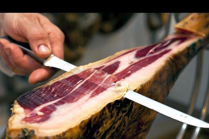 Barcelona´s Lunch or Dinner Tapas Tour: Food, drinks, happiness!
