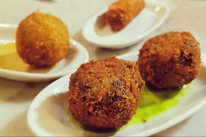 Barcelona´s Lunch or Dinner Tapas Tour: Food, drinks, happiness!