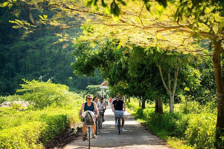 Lan Ha Bay Overnight Cruise: Cat Ba Island, Kayaking and Biking
