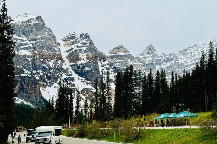 ShuttleBus 2way Banff to Lake Louise (1Hr) and Moraine Lake (1Hr)