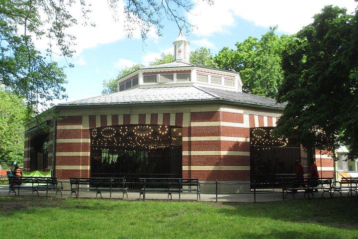 Brooklyn Self-Guided Walking Tour and Scavenger Hunt