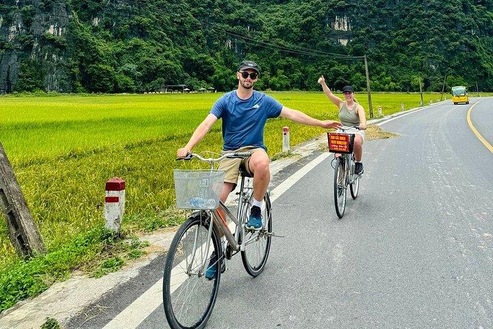 Full-Day Explore Hoa Lu, Tam Coc, Mua Cave with Buffet, Limousine