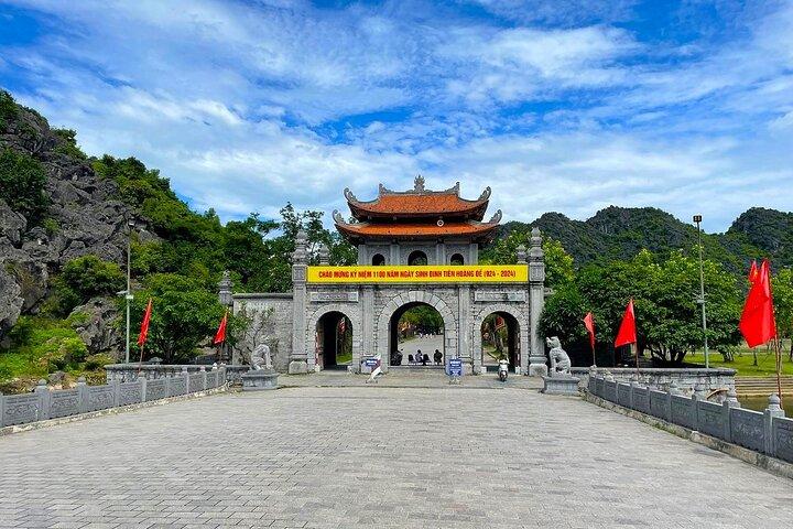 Luxury Private Day Tour: Hoa Lu, Tam Coc & Mua Caves from Hanoi