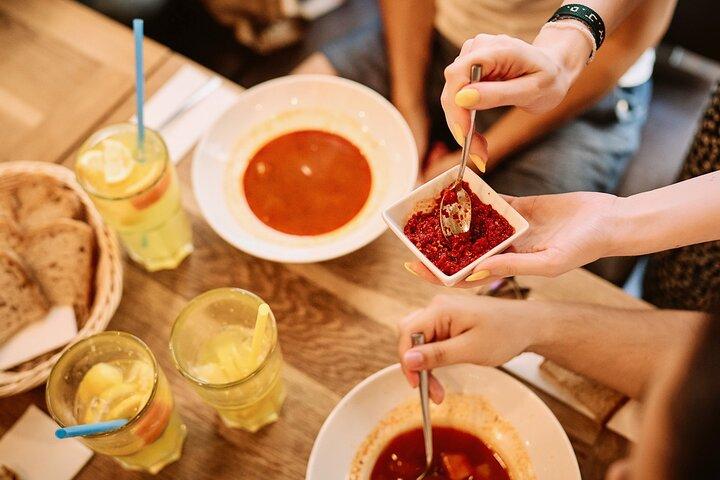 Central Budapest: Small Group Walking Food Tour with Drinks
