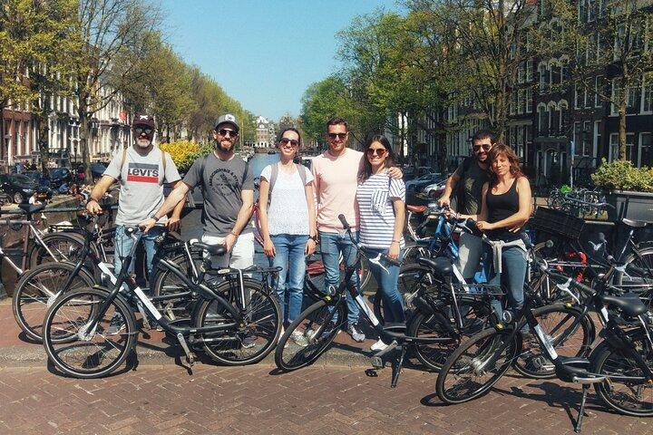 Daily group bike tour in Spanish.