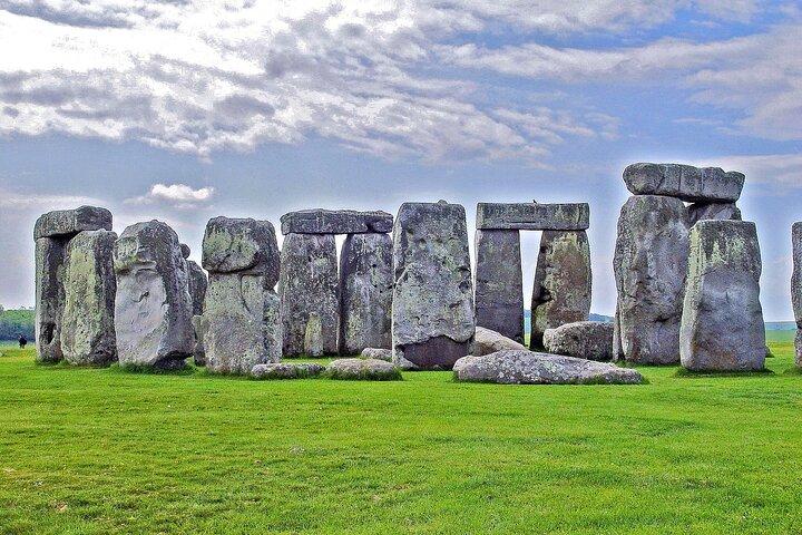 Hampton Court Palace, Stonehenge and Roman Bath Tour with Passes