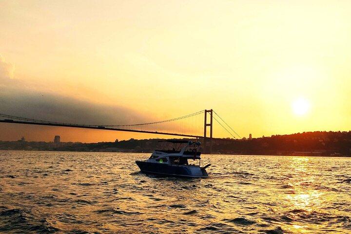 Bosphorus Sunset Yacht Tour with Guide and Snacks